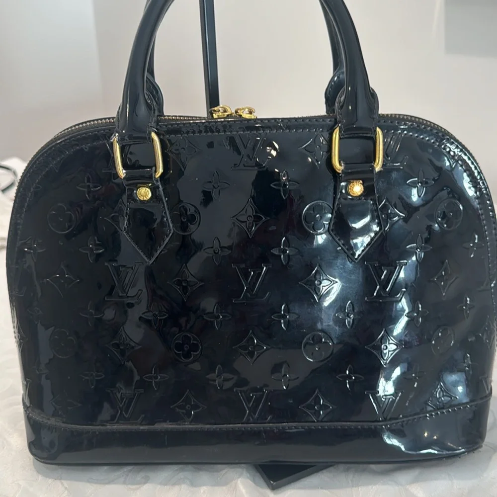 Louis Vuitton Vernis Black Patent Handbag. - Picture 3 of 13